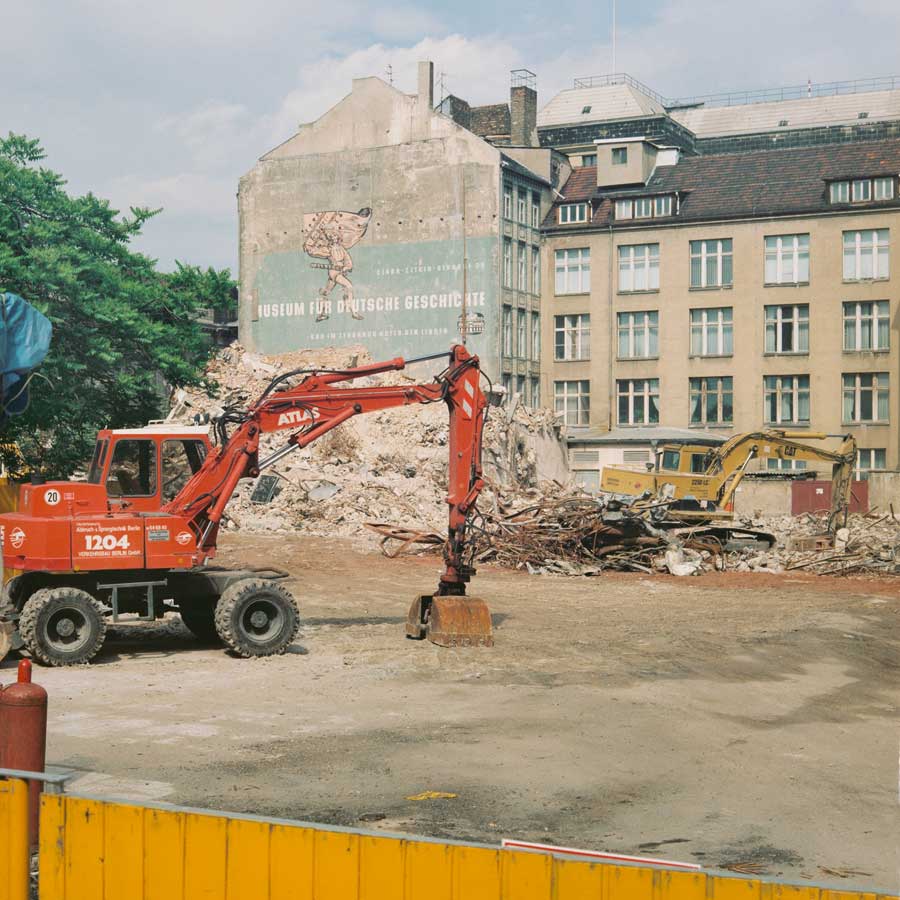 Am Checkpoint Charlie @ Stefanie Bürkle - VG Bild-Kunst