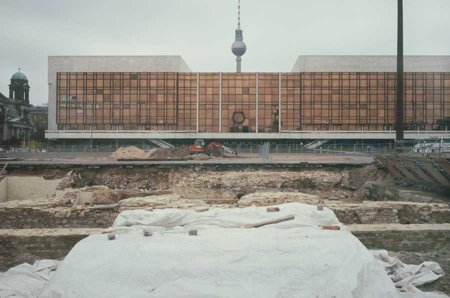 Excavations for the Berlin city palace, C-print behind diasec, 100 x 140 cm © Stefanie Bürkle - VG Bild Kunst, 1996