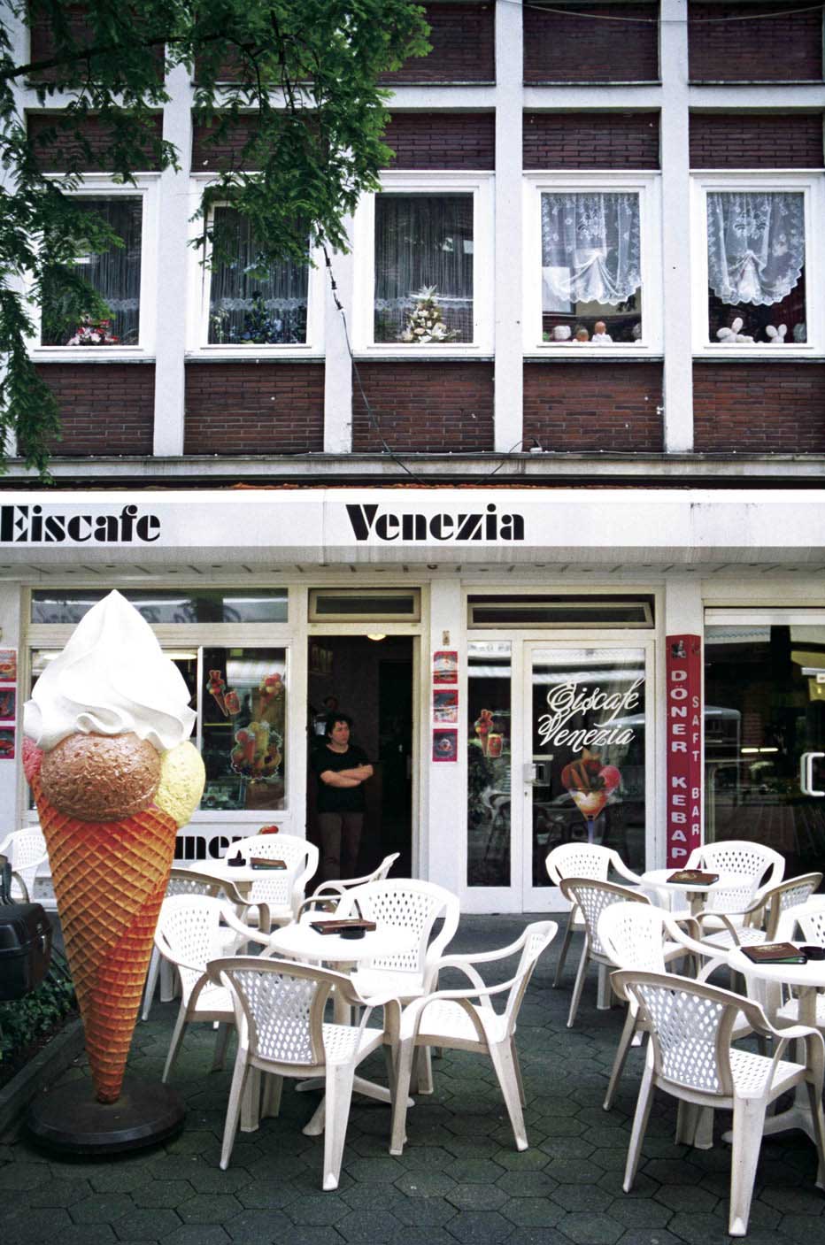 Eiscafe Venezia Bottrop @ Stefanie Bürkle - VG Bild-Kunst Bonn, 1999