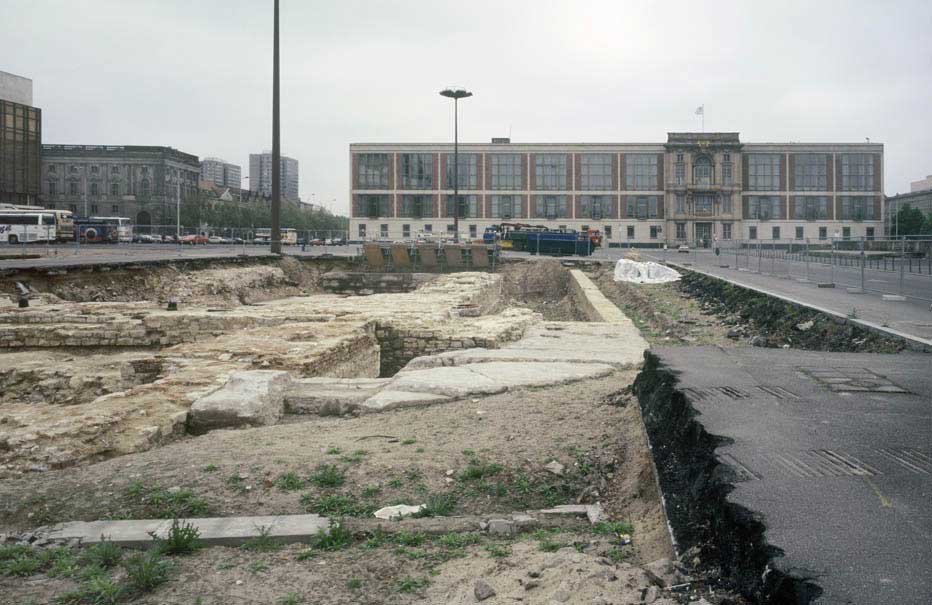 Excavations of Berlin`s Castle foundations @ Stefanie Bürkle - VG Bild-Kunst, 1995